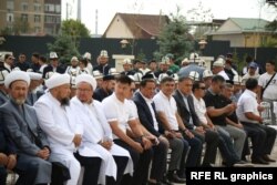 前海关总署副署长莱姆别克·马特赖莫夫(前排中间身穿深色夹克)和议会成员出席比什凯克穆夫蒂亚特新总部落成典礼。