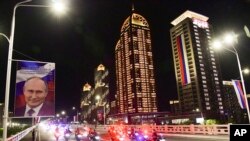 Barisan iring-iringan yang mengiringi rombongan Presiden Rusia Vladimir Putin dan pemimpin Korea Utara, Kim Jong Un, bergerak melewati jalanan di Pyongyang, pada 19 Juni 2024. (Foto: KCNA/Korea News Service via AP)