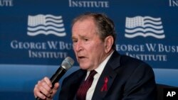 El expresidente George W. Bush habla durante un evento para conmemorar el vigésimo aniversario del Plan de Emergencia del Presidente para el Alivio del SIDA (PEPFAR) en el Instituto de la Paz de EEUU en Washington, el viernes 24 de febrero de 2023. (AP Photo/J. Scott Applewhite)