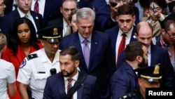 El presidente de la Cámara de Representantes de EEUU, el republicano Kevin McCarthy, regresa a su oficina después de una moción para dejarle fuera del cargo, en una sesión en el Capitolio en Washington, el 3 de octubre de 2023.