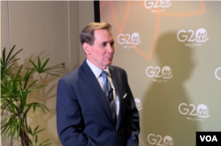 จอห์น เคอร์บี โฆษกสภาความมั่นคงแห่งชาติสหรัฐฯ ขณะตอบคำถามผู้สื่อข่าว วีโอเอ ที่กรุงนิวเดลี อินเดีย เมื่อวันที่ 9 ก.ย. 2023