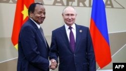 Rais wa Cameroon Paul Biya alipokutana na rais wa Russia Vladimir Putin wakati wa mkutano wa pili wa Russia na Afrika huko Saint Petersburg Julai 28, 2023. Picha na Artem Geodakyan / AFP.