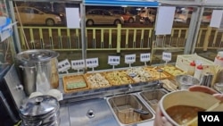 12月18日下午5點下班後，河北中醫藥大學畢業生劉暢備好貨開始出攤，順便吃一桶泡麵解決晚餐。