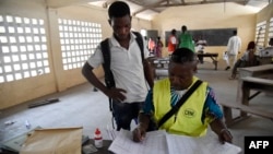 Depuis lundi, de longues files se forment chaque jour dans les centres de délivrance de cartes d’électeurs de Lomé