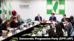 左起：台湾副总统兼当选总统赖清德、台湾副总统当选人萧美琴与美国前国家安全顾问哈德利（中左）率领的美国代表团在台北的民进党总部举行会谈。（2024年1月15日）