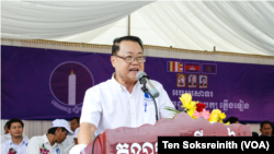 លោក ទាវ វណ្ណុល ប្រធាន​គណបក្ស​ភ្លើង​ទៀន ថ្លែងនៅក្នុងសមាជវិសាមញ្ញរបស់គណបក្សនៅខេត្តសៀមរាប កាលពីថ្ងៃទី ១១ ខែកុម្ភៈ ឆ្នាំ ២០២៣។ (ទែន សុខស្រីនិត/វីអូអេ)