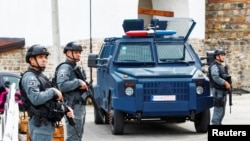 Во интервју за Асошиетед прес, косовскиот министер за внатрешни работи Џелал Свечла рече дека оружје и друга опрема од Русија биле откриени по целодневната престрелка во неделата.