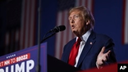 前总统特朗普于2023年12月16日在新罕布什尔州达勒姆举行的竞选集会上发表讲话。