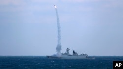 資料照片：中國海軍護衛艦濱州號2022年12月27日在東中國海參加與俄羅斯軍艦的聯合海軍演習。（美聯社照片）