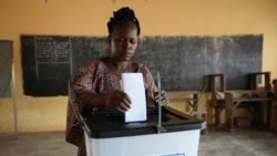 Une électrice vote à Lomé lors des élections législatives, Togo, le 29 avril 2024.