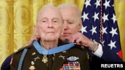 2021년 5월 백악관 이스트룸에서 조 바이든 미국 대통령으로부터 명예훈장을 수여받는 랠프 퍼켓 씨(예비역 대령).