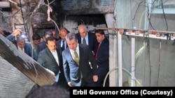 سەرۆکوەزیرانی حکومەتی هەرێم مەسرور بارزانی و پارێزگاری هەولێر ئومێد خۆشناو سەردانی شوێنی ئاگرەکەی قەیسەری هەولێر دەکەن کە 5ی پێنجی 2024 سوتا.