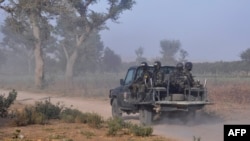 Kikosi cha Rapid Intervention Force kikifanya doria katika eneo linalo shikiliwa na Boko Haram la Mosogo huko Cameroon, Machi 21 2019. Picha na Reinnier KAZE / AFP.