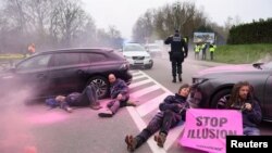 Wanaharakati wa mazingira ikiwemo GreenPeace wakiandamana wakati mkutano wa Nishati ya Nyuklia wa IAEA ukiendelea huko Brussels. 