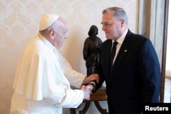 Papa Francis akiwa na Jenerali wa Marekani Mark Milley, mwenyekiti wa wakuu wa majeshi walipokutana Vatican, Agosti 21, 2023.