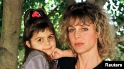 سیتا وایټ او په غېږ کې یې ماشومه، ټیریان وایټ (کال ۱۹۹۷)