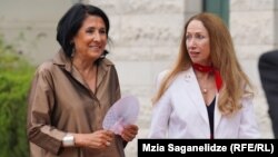 სალომე ზურაბიშვილი (მარცხნივ) და კელი დეგნანი. "რადიო თავისუფლების" ფოტო.
