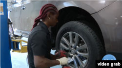 Alexis Austin radi automhaničarka servisu za luksuzna vozila u Randallstownu saveznoj državi Maryland