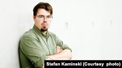 هلگه لیمبورگ، عضو پارلمان آلمان و کفیل سیاسی ماشالله کرمی. 