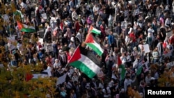 Mkutano wa Waislam wa Marekani kuonyesha mshikamano na Wapalestina watoa wito kusitishwa mapigano Gaza, wakati wa maandamano katika mji mkuu, Washington, Oktoba. 21, 2023. 