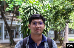 លោក ហ៊ាវ តេងហ័រ និស្សិតឆ្នាំទី ៤ នៃវិទ្យាស្ថានបច្ចេកវិទ្យាកម្ពុជា ផ្តល់បទសម្ភាសន៍ឱ្យ​វីអូអេ នៅ​អំឡុងទិវា​ជាតិ​អំណាន​លើកទី ៨ នៅរាជធានីភ្នំពេញ កាលពីថ្ងៃទី ១០ ខែមីនា ឆ្នាំ ២០២៣។ (ស៊ឹម ចាន់សំណាង/វីអូអេ)