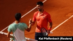 Novak Đoković i Karloz Alkaraz na mreži posle polufinala Rolan Garosa, 9. juna 2023. (Foto: Reuters/Kai Pfaffenbach) 