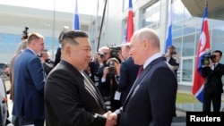 Pemimpin Korea Utara Kim Jong Un saat bertemu Presiden Rusia Vladimir Putin di kosmodrom Vostochny di Amur Oblast, Rusia, 13 September 2023. (Foto: KCNA via Reuters)