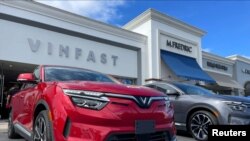 Mobil-mobil listrik buatan VinFast terparkir di depan showroom VinFast sebelum dikirim ke para pembeli pertama di Los Angeles, California, 1 Maret 2023. (Foto: Lisa Baertlein/Reuters)