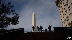 Los turistas se reúnen frente al Obelisco en Buenos Aires, Argentina, el 31 de agosto de 2023. 