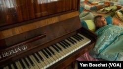 Svetlanin suprug Miša u skloništu u Konstantinovki, 11. april 2023. (Foto: YAN BOECHAT/VOA)