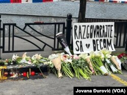 Plakat ispred škole "Vladislav Ribnikar" u Beogradu, 4. maj 2023.