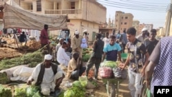 Watu wakiwa sokoni huko kusini mwa Khartoum, tarehe 24 Mei 2023, baada ya usitishaji vita uliosimamiwa na Marekani na Saudia. Picha na AFP.