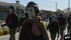 巴基斯坦安全人员在白沙瓦与抗议人士对峙。（2023年5月10日）