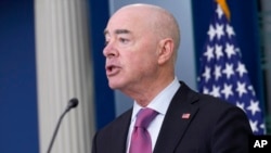 2024年7月15日，美国国土安全部部长亚历杭德罗·马约卡斯在华盛顿白宫举行的新闻发布会上讲话。(美联社照片)
