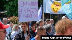 Андрија Младенович од Центар за европски политики во Белград вели дека „постојат некои проценки дека сме изгубиле повеќе од 500.000 луѓе од 2011 година досега