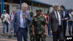 JM Chatainger ya limpinga lya Union européenne (G) , ntoma ya France Bruno Aubert (D) na mokambi ya etuka ya Nord-Kivu lieut-gén. Ndima Kongba (C) na Goma, 10 mars 2023.