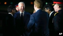 Rais Joe Biden alipowasili katika uwanja wa ndege wa kimataifa wa Belfast, Ireland ya Kaskazini, April 11, 2023. 