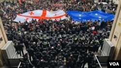 პარლამენტის წინ პროტესტი გრძელდება