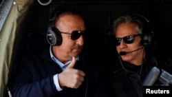 Waziri wa mambo ya nje wa Uturuki Melvut Cavusoglu na waziri wa mambo ya nje wa Marekani Antony Blinken wakiwa ndani ya helikopta kuelekea kwenye maeneo yaliyoteketezwa na tetemeko la ardhi, Februari 19, 2023