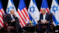 Presiden AS Joe Biden dan Perdana Menteri Israel Benjamin Netanyahu berbincang dalam pertemuan di Tel Aviv, pada 18 Oktober 2023. (Foto: AP/Evan Vucci)