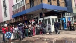 Wanachama wa upinzani DRC waandamana nje ya ofisi ya Tume ya Uchaguzi Kinshasa