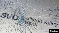 路透社資料照- 一塊被打碎的玻璃下隱約可見矽谷銀行的英文招牌。