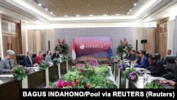 Presiden Joko Widodo menyampaikan sambutannya saat mendengarkan Perdana Menteri Australia Anthony Albanese dalam pertemuan bilateral di sela-sela KTT ASEAN ke-43 di Jakarta, 7 September 2023. (Foto: BAGUS INDAHONO/Pool via REUTERS)