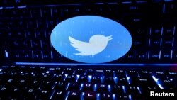Foto ilustrasi yang menunjukkan keyboard komputer yang diletakkan di depan logo media sosial Twitter. Foto diambil pada 21 Februari 2023. (Foto: Reuters/Dado Ruvic)