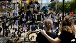 Припадниците на малцинството Друзи го посетуваат импровизираниот споменик за 12 деца и тинејџери убиени во ракетен напад на фудбалско игралиште, во селото Мајдал Шамс, во Голанската висорамнина анектирана од Израел, 29 јули 2024 година.