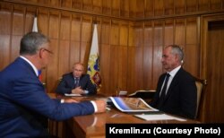 Ruski predsjednik Vladimir Putin na sastanku sa Valerijem Abramovom (lijevo) i Viktorom Perevalovom, 13. septembra 2019. godine. (Foto: Kremlin.ru)