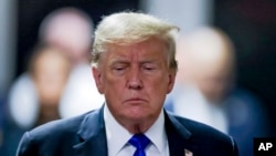 អតីតប្រធានាធីបតី​សហរដ្ឋអាមេរិកលោក Donald Trump ចាកចេញ​ពី​បន្ទប់​សវនាការ​ បន្ទាប់​ពី​គណៈវិនិច្ឆ័យ​សម្រេចថា​លោកមាន​ពិរុទ្ធភាព​លើ​បទចោទ​ព្រហ្មទណ្ឌ ៣៤ករណី​ នៅ​តុលាការ​ព្រហ្មទណ្ឌ Manhattan ក្នុង​ក្រុងញូវយ៉ក នាថ្ងៃទី៣០ ខែឧសភា ឆ្នាំ២០២៤។ 