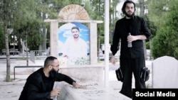 دانیال مقدم و وفا احمدپور، رپرهای بازداشت‌شده بر سر مزار یکی از معترضان جان‌باخته