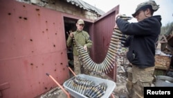 烏克蘭軍人在巴赫穆特抗俄前線附近為防空炮加裝彈藥。(2023年4月12日)