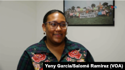 La educadora y 'dreamer' panameña Eika Earlington conversa con la VOA en la sede de la Coalición por los Derechos de los Inmigrantes y Refugiados de Tennessee, en Nashville, el 10 de febrero de 2024.